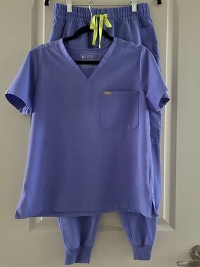 FIGS Scrub Set Small Lavender Purple Jogger Pants Women’s Medical Uniform